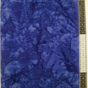Patchwork stof, mørklilla med undertone af blå meleret tone i tone. Flot effekt som bund stof