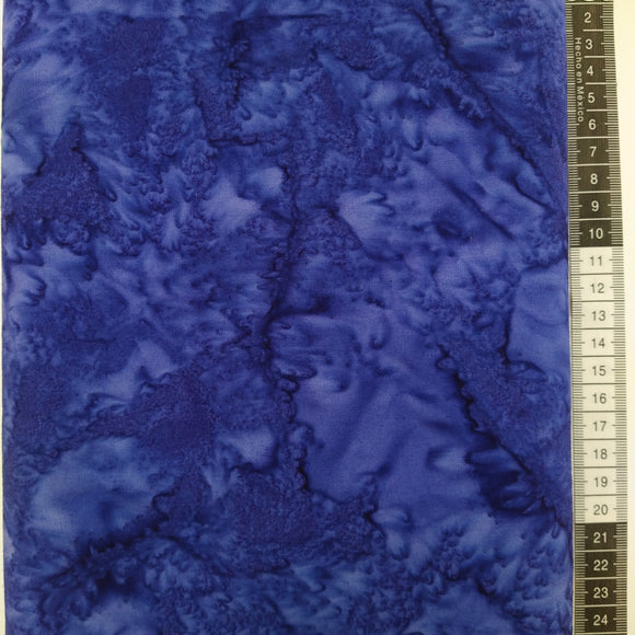 Patchwork stof, mørklilla med undertone af blå meleret tone i tone. Flot effekt som bund stof
