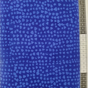 Patchwork stof, mørkblå bund med småt mønstret i blå faver.