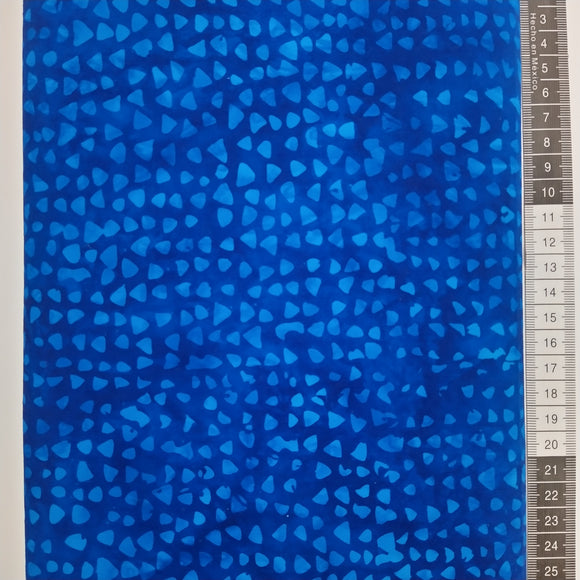 Patchwork stof, klar blå med små lysere figurer