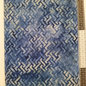 Patchwork stof, støvet blå/hvid meleret med grafisk mønster