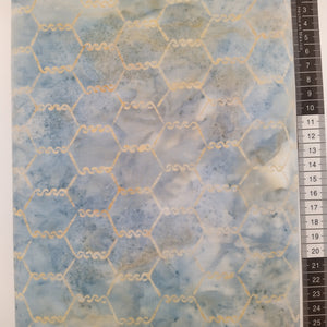 Patchwork stof, støvet blå/beige meleret bund med hønsenet mønster på.
