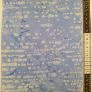 Patchwork stof, lyseblå meleret bund med dråbelignede former i sart blå.