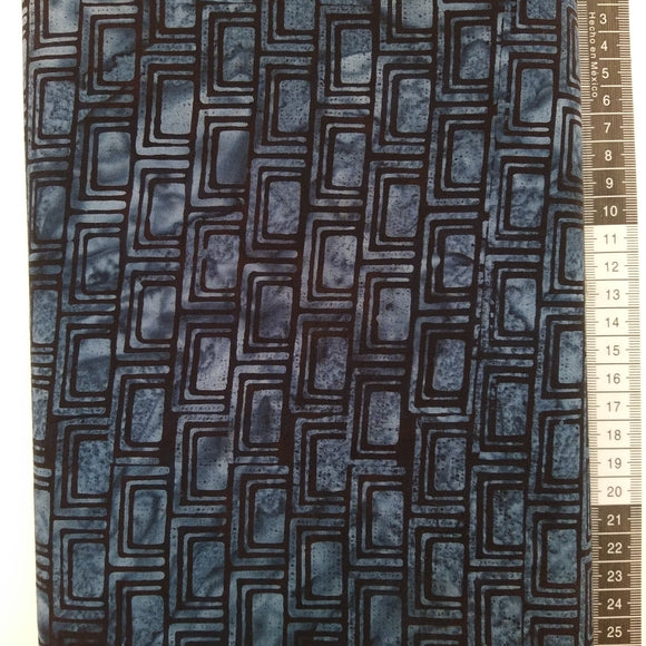 Patchwork stof, støvet meleret blå bund med små mønstret grafisk design i sort.