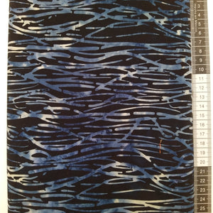 Patchwork stof, sort bund med stor mønstret med strimler i de blå nuancer.