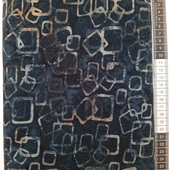 Patchwork stof, mørkeblå meleret bund med forskellige størrelser firkanter.