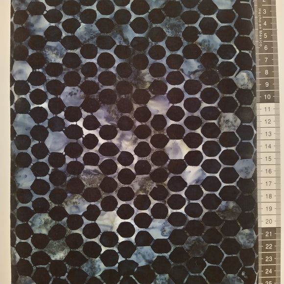 Patchwork stof, småt design med 6 kanter i sort og grå meleret. Mønster ligner når man ser i en bi kube.