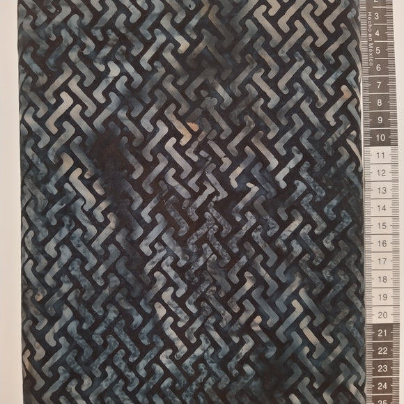 Patchwork stof, mørkeblå meleret bund med små mønsteret design i blå og brune toner
