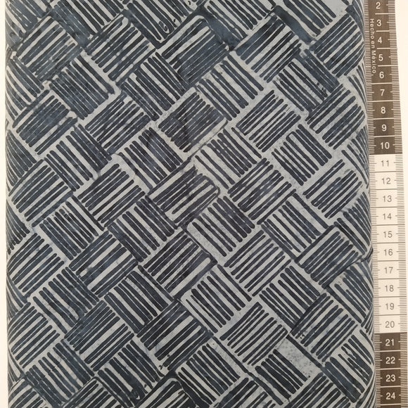 Patchwork stof, grå/blå meleret bund med mørke grå streger, det danner et flot mønster så det ligner et vævet stykke.