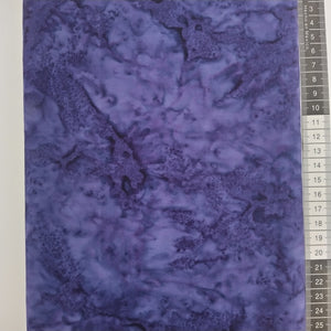 Patchwork stof, lilla med under tone af blå meleret. Flot effekt til baggrunds stof