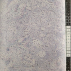 Patchwork stof, sart lyselilla med under tone af grå bund med små lilla prikker der danner spiraler.