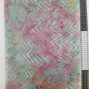 Patchwork stof, pastel turkis multifarvet med et flot stor zigzag mønster der går lodret.