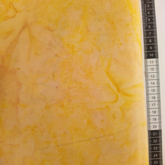 Patchwork stof, gul/beige meleret tone i tone. 409 flot effekt til bund stof.