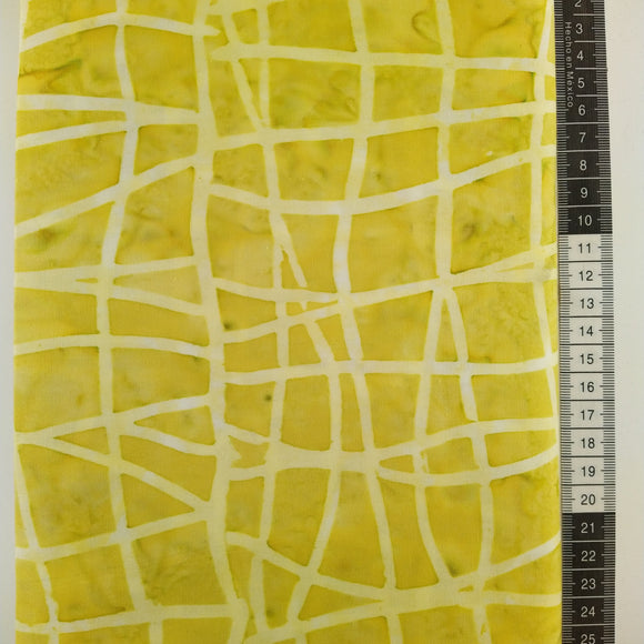 Patchwork stof, gulgrøn meleret bund med stor mønster design med brede streger.
