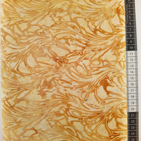 Patchwork stof, beige meleret bund med et flot stor mønster i lysebrune farver. Lige flotte blade og blomster