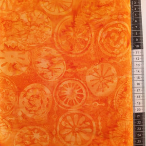 Patchwork stof, klar varm orange meleret bund med store flotte rosetter i lys orange farve