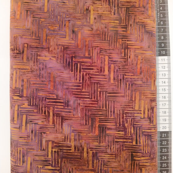 Patchwork stof, små mønstret design som ligner et flot sildebens gulv i brun og lilla farver.