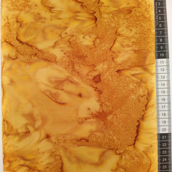Patchwork stof, gylden gul/brun tone i tone. 566 flot til bund stof.