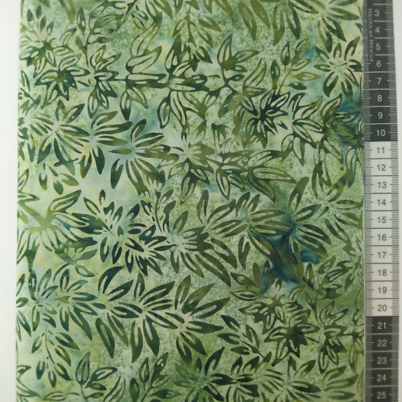 Patchwork stof, lys grøn meleret med store flotte bladranker i armygrønne farver.