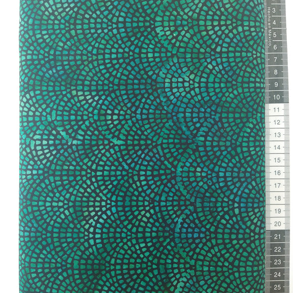 Patchwork stof, sort bund med et flot mønster der ligner brosten i grønne farver.