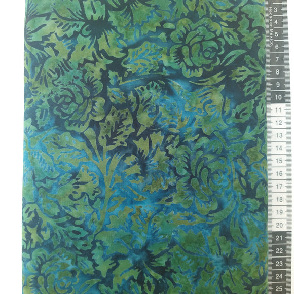 Patchwork stof, blågrøn meleret bund med store smukke grønne roser på stilke der har blade.