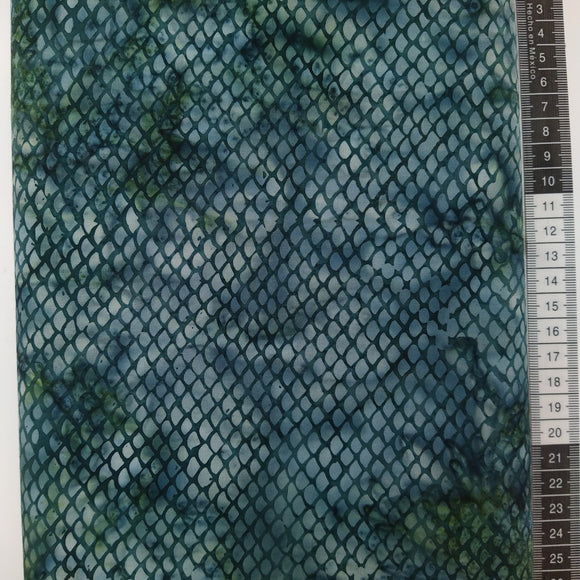 Patchwork stof, blågrøn meleret med et flot mønster der ligner et fiskenet