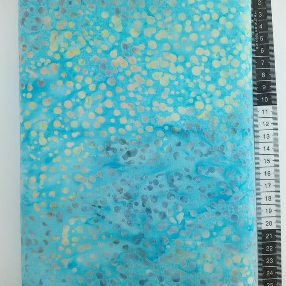 Patchwork stof, turkisblå pastel farvet meleret med tilfældige maler pletter.