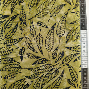 Patchwork stof, lys olivengrøn meleret bund med store flotte mørke blade