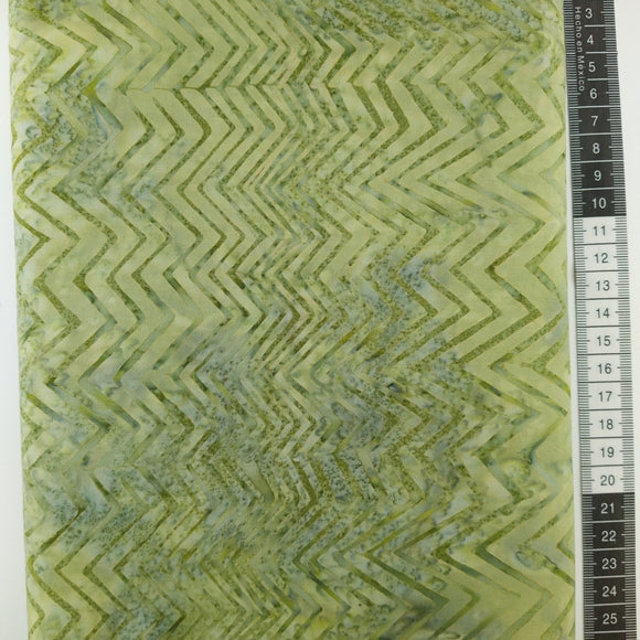 Patchwork stof, støvet grøn meleret bund med store zigzagstriber i grønne farver.