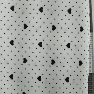 Jersey Stof, hvid bund sorte hjerter og små sorte prikker. 160cm bred. Lækker kvalitet