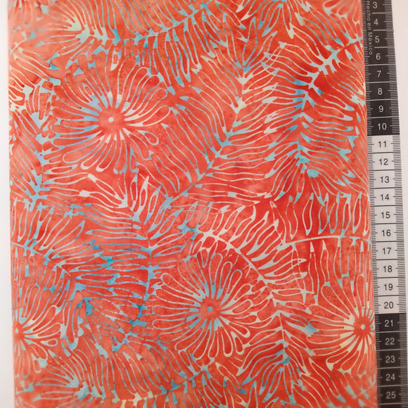 Patchwork stof, rød/orange meleret med blålige ranker og blomster.