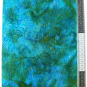 Patchwork stof, flotte store bølger på havet i smukke blå og grønne farvet.