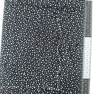 Patchwork stof, sort med hvide små splash prikker.