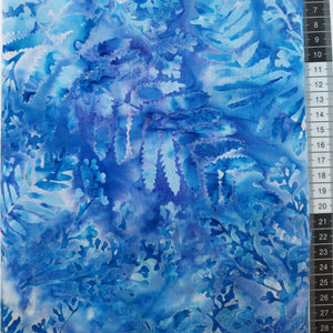 Patchwork stof, blå/lilla meleret bund med store flotte blade og grene i blå og lilla farver.