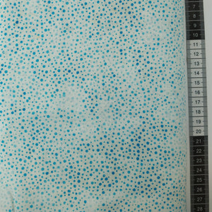 Patchwork stof, hvid meleret bund med små blå splash prikker .