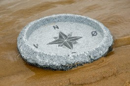 Fuglebad med kompas rose i grå granit 35 cm